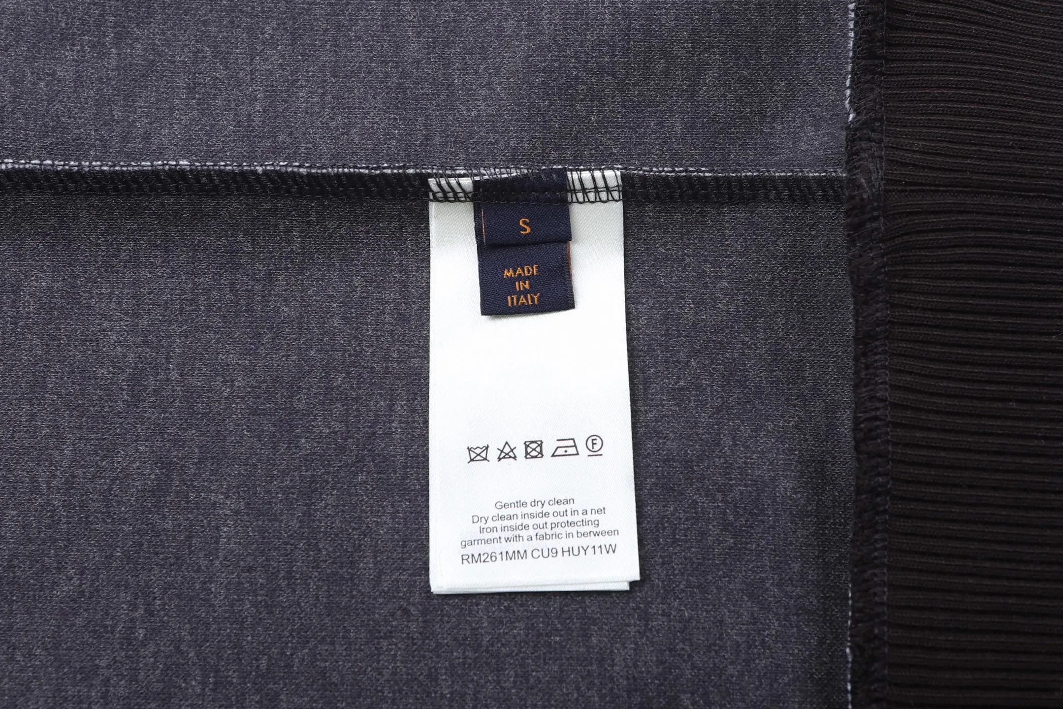 🅿️560 1v 25SS plaid gradient wool blend hooded sweatshirt The original version was purchased for RMB 15,100 and developed. The fabric is made of wool blended nylon. This hooded sweatshirt uses splicing technology to create a layered texture: the upper part is made of wool blended fabric to create a blue-gray plaid pattern, and is pre-shrunk to ensure a stable shape; the lower part and sleeves use digital printing technology to present a gradient Monogram dark pattern, and the ink penetrates the fiber to achieve high color fastness. The hood has a built-in invisible lining to enhance stiffness, and the drawstring is made of wear-resistant nylon rope with a metal bell for smooth pulling. The front kangaroo pocket is made of welted bag technology, and the edge of the bag mouth is reinforced with double stitching. The cuffs and hem are made of ribbed knitted fabric, and the elastic hemming fits the body shape. The seams throughout the garment are high-strength stitches of the same color. Precision sewing with 12 stitches every 3cm improves durability. The overall craftsmanship takes into account both visual details and practical durability. The overall wiring is straight and delicate, the fabric is comfortable and soft, and the color is consistent without color difference. It can be matched with the same style to create a fashionable look and control various occasions. Customized accessories, complete with three standards, the same style for men and women. Size:S-M-L-XL